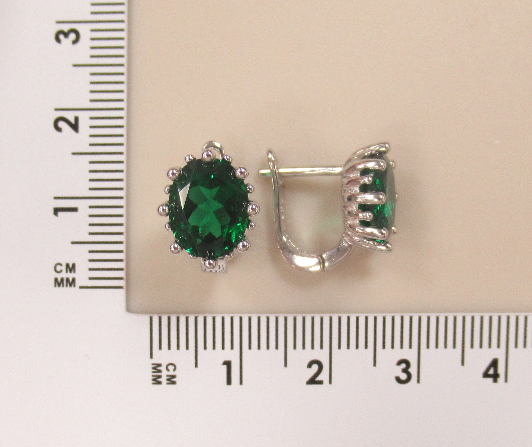 Серебряные серьги с выращенными изумрудами